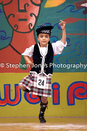 U48-085 Highland Xmas Dance